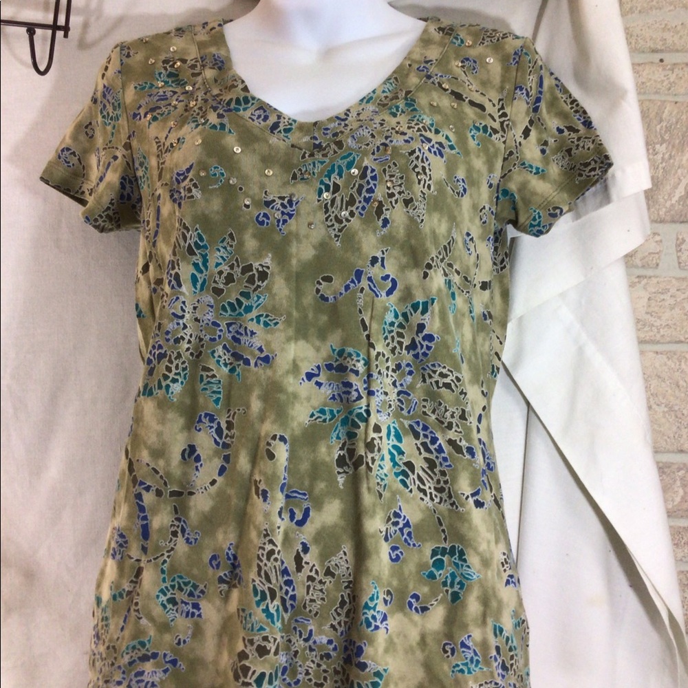 Woman’s Sz Sm FIRST ISSUE Green Short Slv Shirt